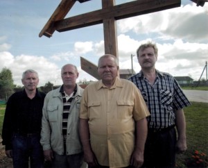 Устанавливали крест: Вычиков Виктор, Семижон Василий, Семижон Иван, Максимович Владимир
